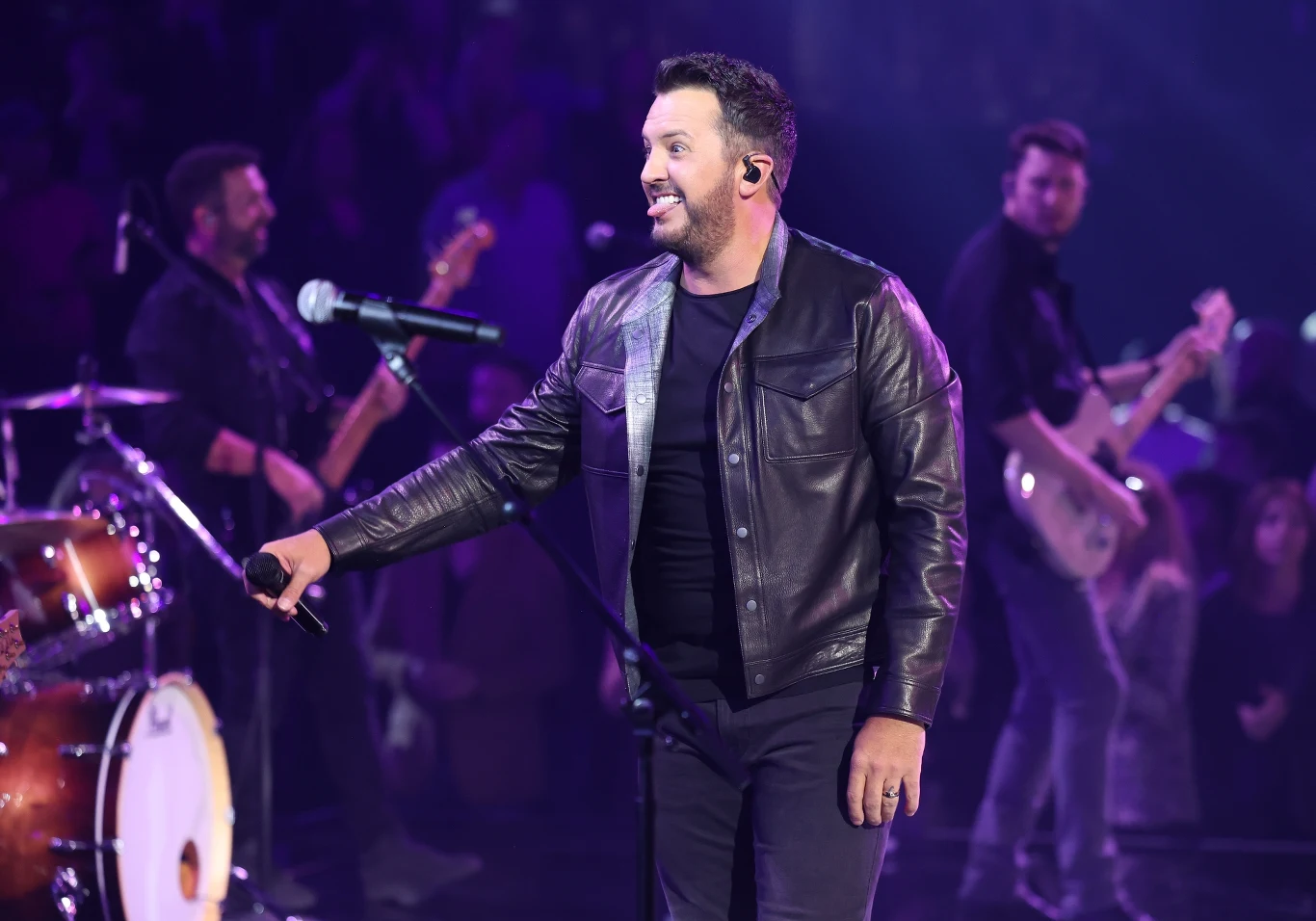 Luke Bryan poślizgnął się na smartfonie wrzuconym przez fana na scenę Luke Bryan poślizgnął się na smartfonie wrzuconym przez fana na scenę