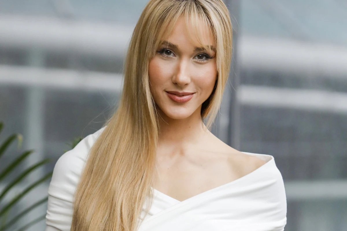 Ida Nowakowska Ida Nowakowska z długimi blond włosami w białej bluzce.