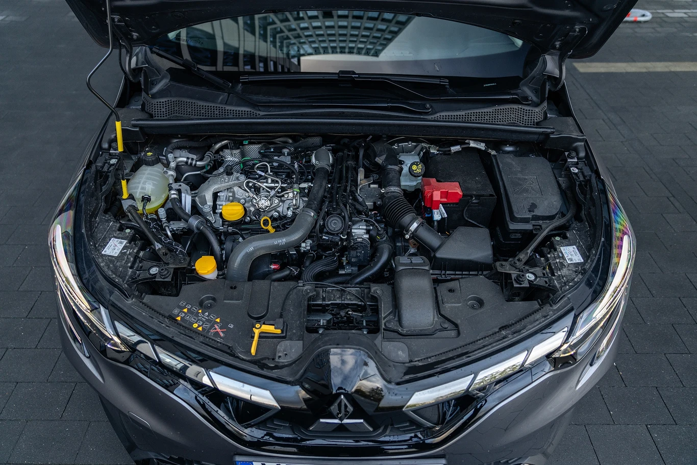 Hybrydowy napęd Mitsubishi ASX. Silnik 1.3 z przekładnią dwusprzęgłową i rozrusznikoalternatorem 12V Hybrydowy napęd Mitsubishi ASX. Silnik 1.3 z przekładnią dwusprzęgłową i rozrusznikoalternatorem 12V