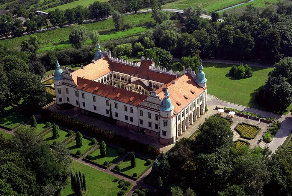 Imponująca budowla położona jest w pięknej okolicy i otoczona zabytkowym parkiem.