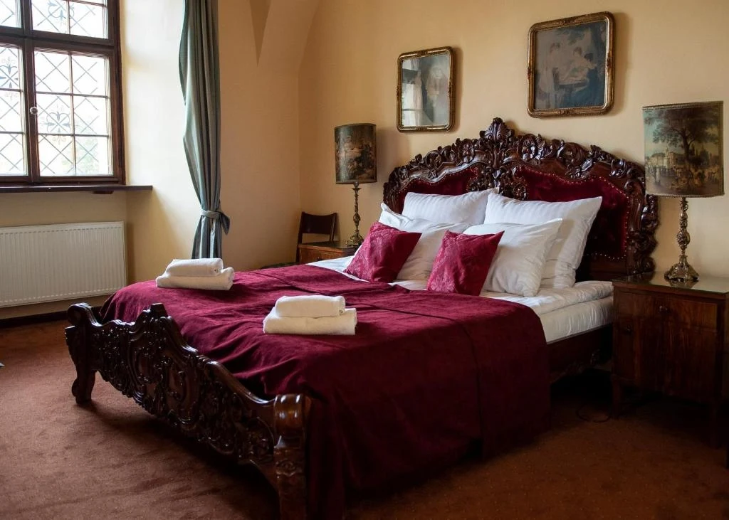 Pokoje i apartamenty w zamku są pełne stylowych mebli i ozdób. Pokoje i apartamenty w zamku są pełne stylowych mebli i ozdób.