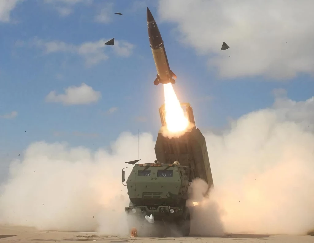 Wyrzutnia M142 HIMARS wystrzeliwująca pocisk ATACMS