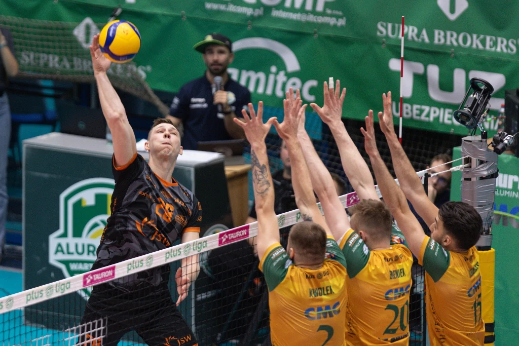 Atakuje Rafał Szymura, blokują siatkarze Aluronu CMC Warty Zawiercie