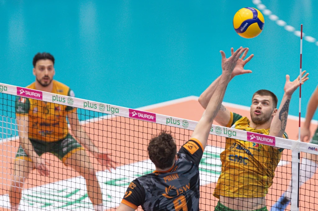 Bartosz Kwolek (z prawej) i Jean Patry w walce o piłkę nad siatką