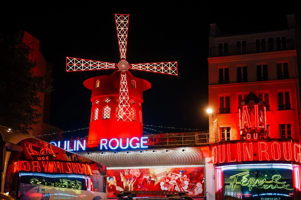 Wiatrak Moulin Rouge.