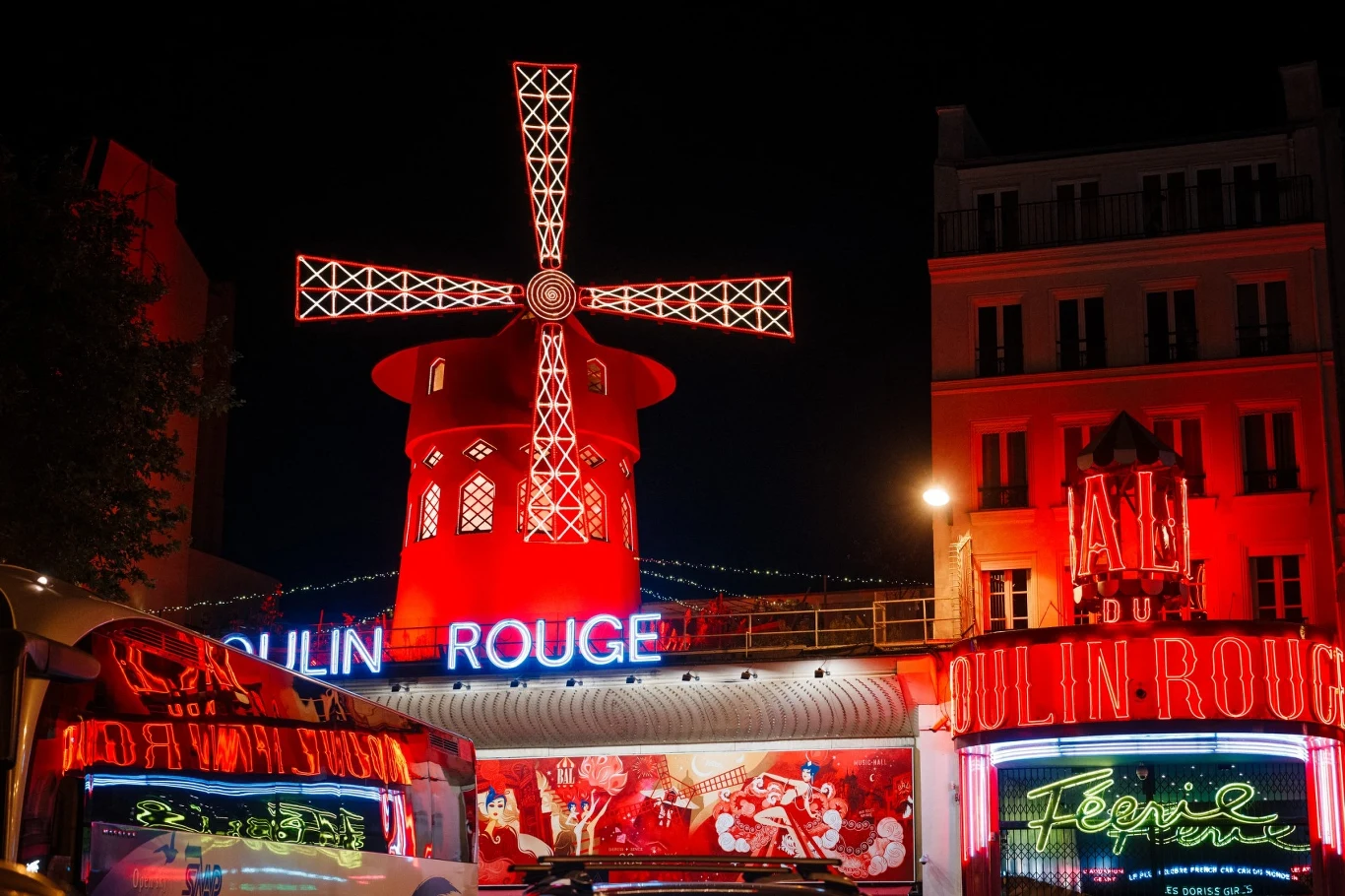 Wiatrak Moulin Rouge.