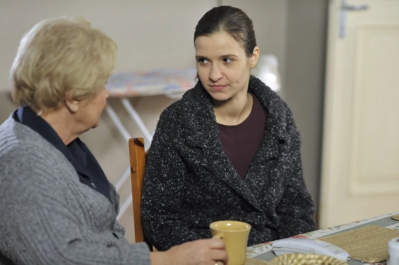 Barbarę (Teresa Lipowska) bardzo męczy niezałatwiona sprawa z Małgosią (Joanna Koroniewska) Barbarę (Teresa Lipowska) bardzo męczy niezałatwiona sprawa z Małgosią (Joanna Koroniewska)