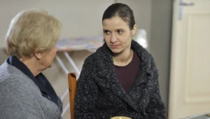 Barbarę (Teresa Lipowska) bardzo męczy niezałatwiona sprawa z Małgosią (Joanna Koroniewska)