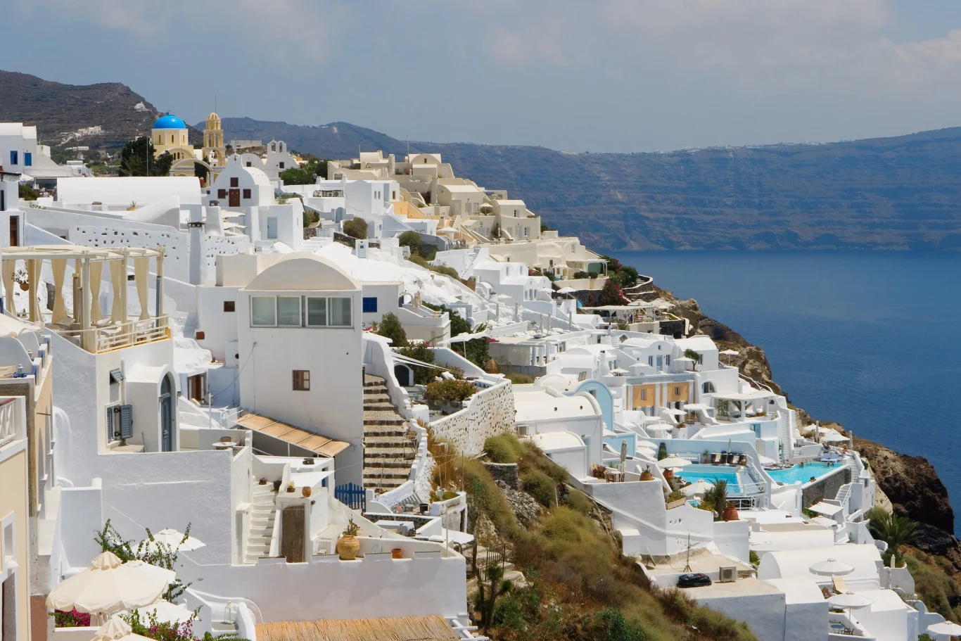 Santorini to jeden z najpopularniejszych kierunków turystycznych Europy. W Chinach postanowili stworzyć... replikę wyspy Santorini to jeden z najpopularniejszych kierunków turystycznych Europy. W Chinach postanowili stworzyć... replikę wyspy