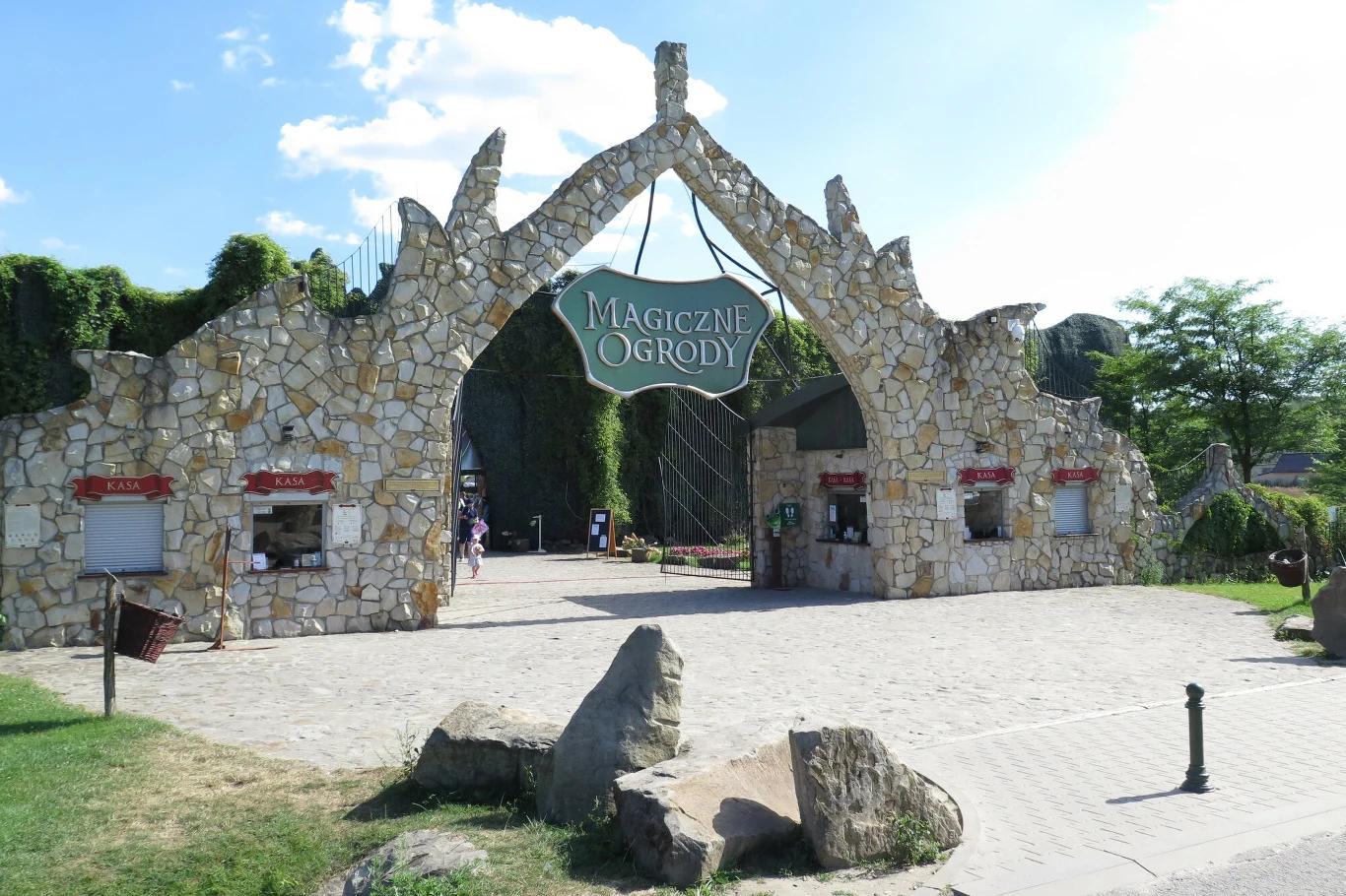 Magiczne Ogrody Janowiec to wyjątkowe miejsce. W roku 2024 park rozrywki będzie obchodził swój jubileusz. Już 27 kwietnia nastąpi otwarcie kolejnego sezonu. Magiczne Ogrody Janowiec to wyjątkowe miejsce. W roku 2024 park rozrywki będzie obchodził swój jubileusz. Już 27 kwietnia nastąpi otwarcie kolejnego sezonu.