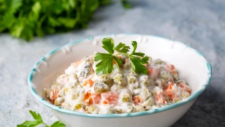 Wystarczy wymienić jeden składnik, żeby sałatka jarzynowa postała dłużej