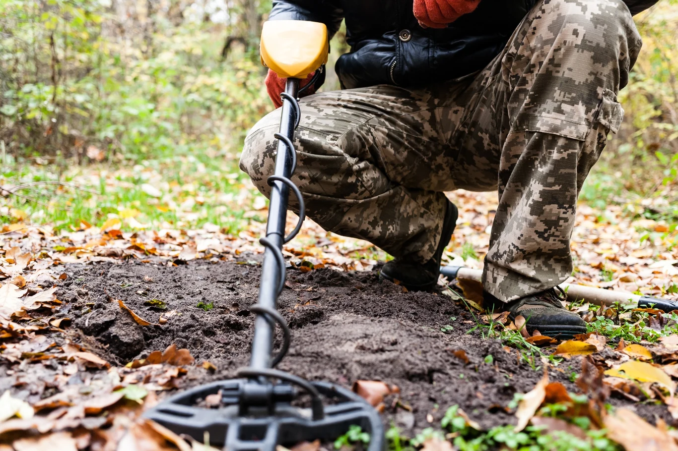 Podczas poszukiwań z wykorzystaniem wykrywaczy metali eksplorator odnalazł relikt z czasów II wojny światowej. Podczas poszukiwań z wykorzystaniem wykrywaczy metali eksplorator odnalazł relikt z czasów II wojny światowej.