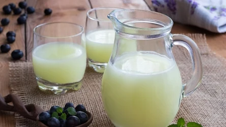 Serwatka pełna właściwości zdrowotnych może być pita samodzielnie lub z dodatkiem owoców.