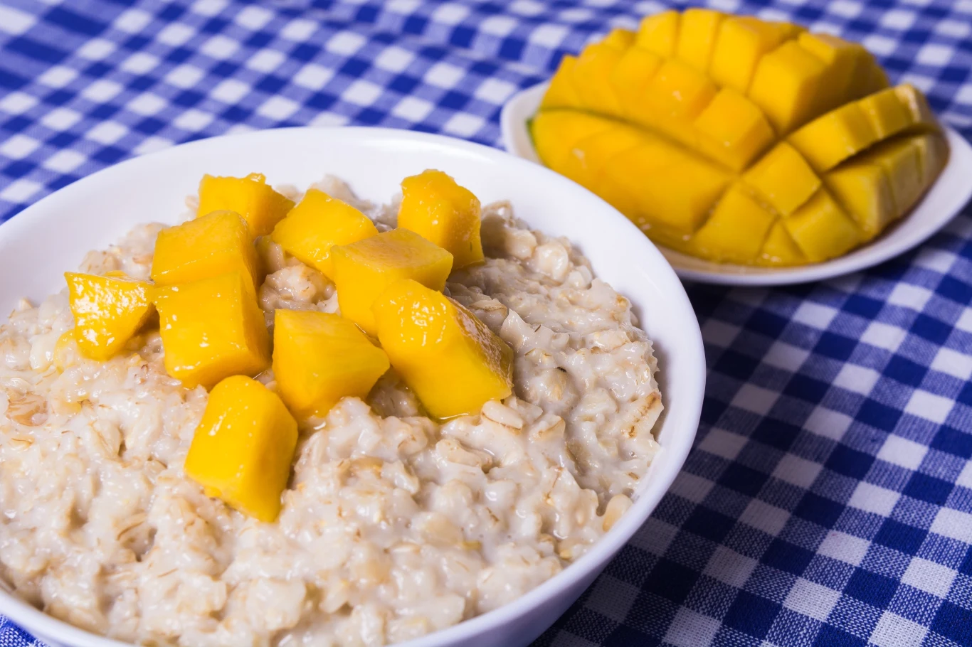 Chcesz uzupełnić mangan? Zajadaj owsiankę z mango, dania wzbogacaj orzechami