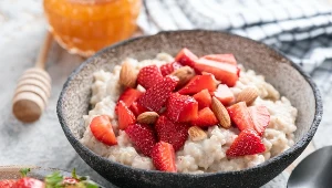 Niedobór zaburza metabolizm, osłabia pamięć i kości. Manganu szukaj w owocach, orzechach i ziarnach