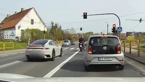 Kierowca Porsche chciał być sprytny. Zapomniał o sygnalistach