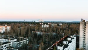 Na zdjęciu opuszczone miasto Prypeć oraz kopuła zabezpieczająca zniszczony reaktor w tle