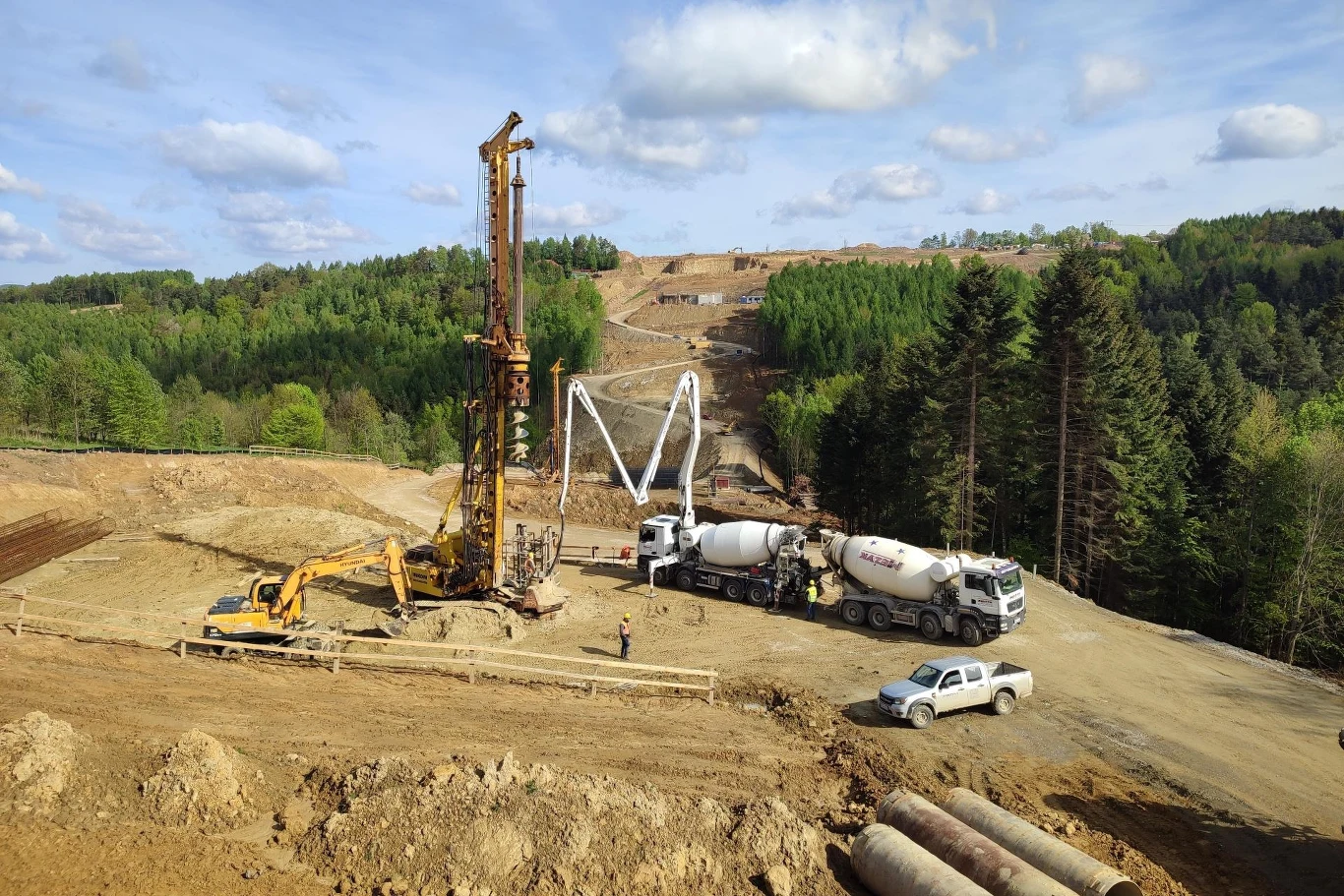 Ze względu na ukształtowanie terenu pojazdy transportujące beton mogą być załadowane tylko w 80 proc. Ze względu na ukształtowanie terenu pojazdy transportujące beton mogą być załadowane tylko w 80 proc.
