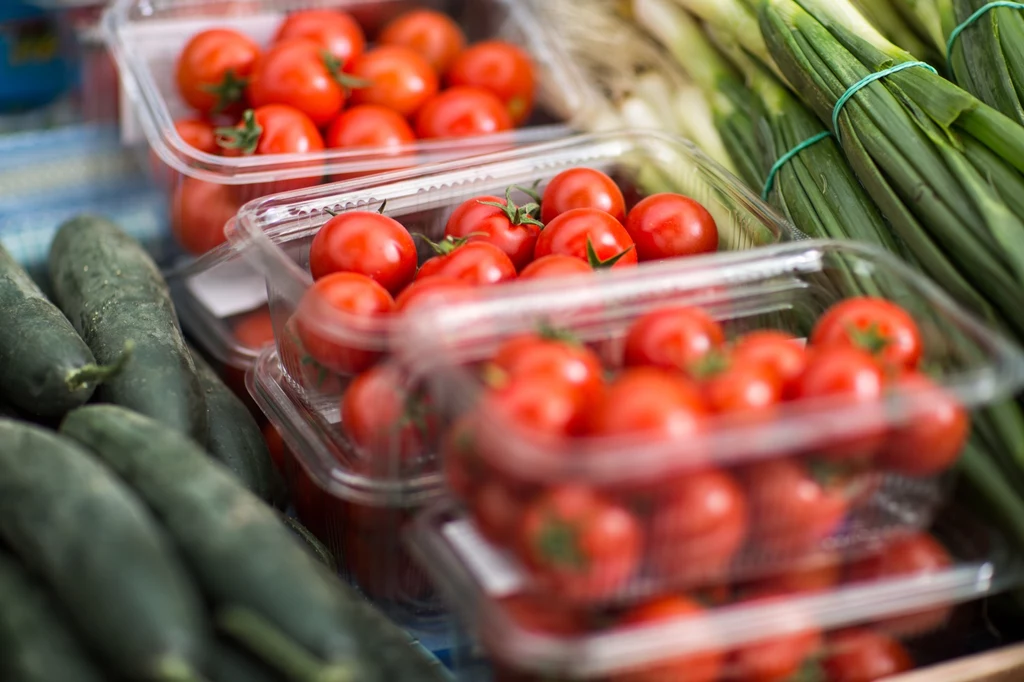 PE przyjął przepisy, które mają walczyć z rosnącą ilością plastikowych opakowań. Od 2030 r. owoce i warzywa nie będą mogły być sprzedawane w jednorazowych pojemnikach z tworzyw sztucznych