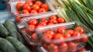 PE przyjął przepisy, które mają walczyć z rosnącą ilością plastikowych opakowań. Od 2030 r. owoce i warzywa nie będą mogły być sprzedawane w jednorazowych pojemnikach z tworzyw sztucznych