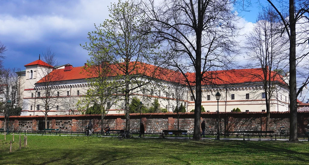 Widok budynku Muzeum od zachodu, od strony Plant