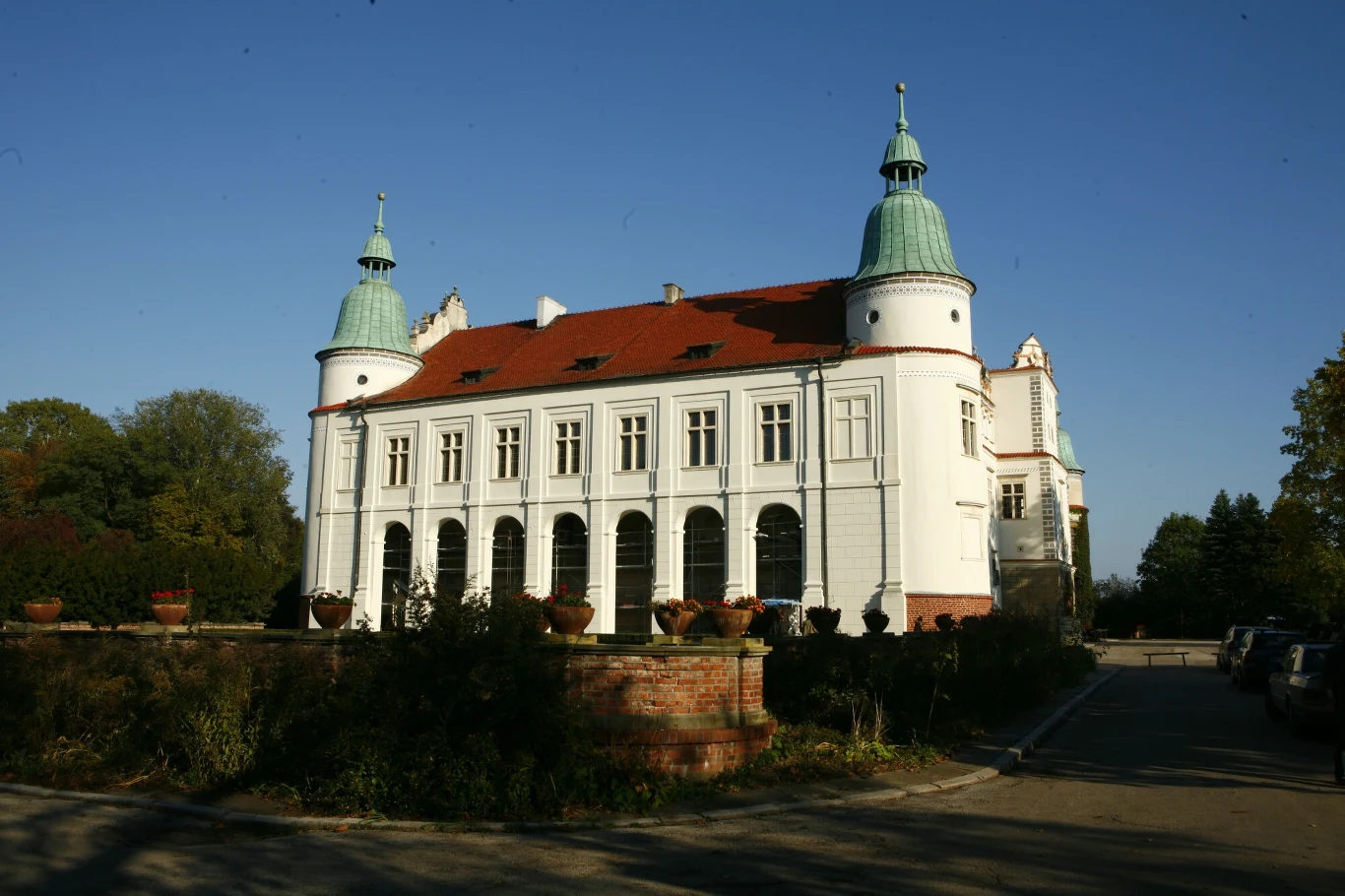 Zamek otoczony jest przez roślinność Zamek otoczony jest przez roślinność
