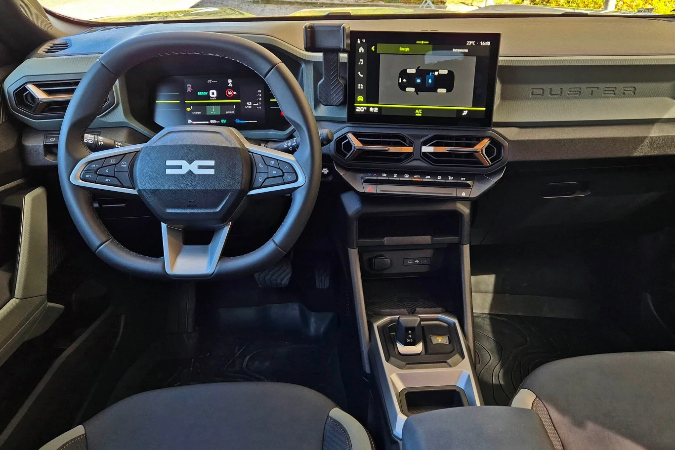 Dacia Duster ma całkiem nowoczesną deskę rozdzielczą Dacia Duster ma całkiem nowoczesną deskę rozdzielczą