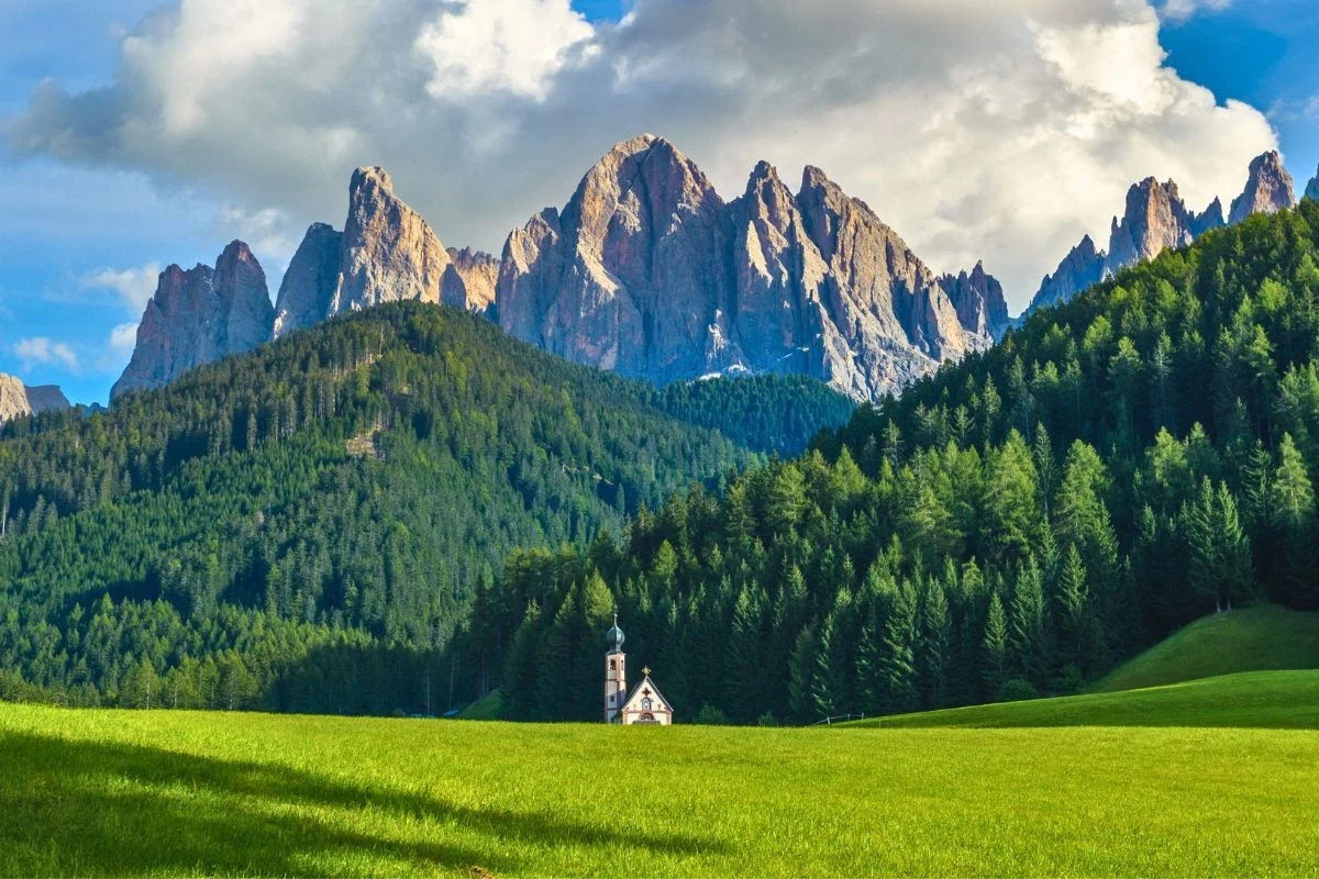 Kościół św. Jana jest wizytówką Vai di Funes Kościół św. Jana jest wizytówką Vai di Funes