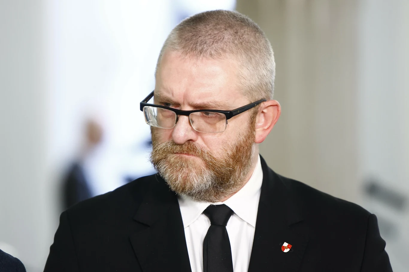 Grzegorz Braun dostał się do Parlamentu Europejskiego, ale frakcje go nie chcą