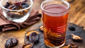 Sok z suszonych śliwek znany jest jako skuteczny środek na zaparcia. Kiedy jeszcze warto go stosować?