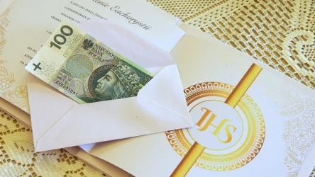 ​Komunijne koperty są coraz grubsze. Tyle pieniędzy dają dziadkowie, a tyle chrzestni