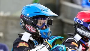 Nicki Pedersen szykuje się do jazdy.