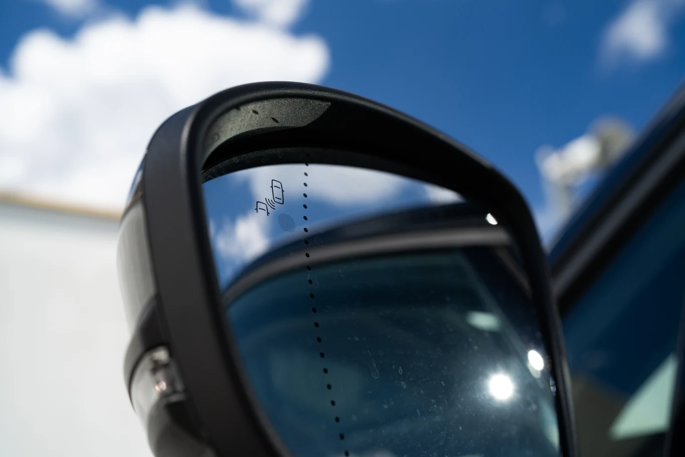 System monitorowania martwego kąta ostrzega przed zagrożeniem zapalając światełko w lusterku System monitorowania martwego kąta ostrzega przed zagrożeniem zapalając światełko w lusterku