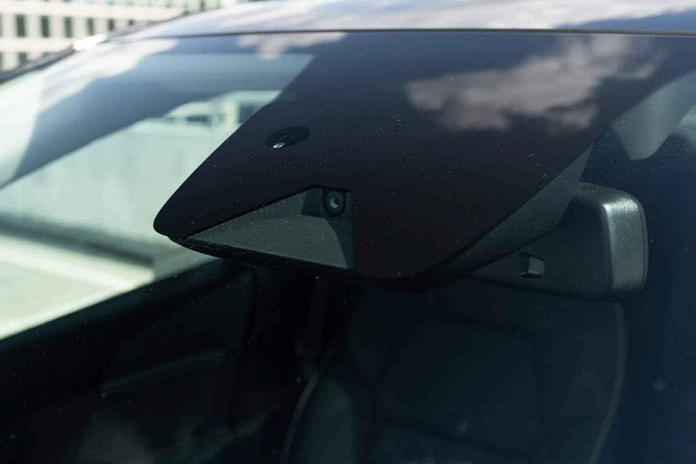 Pokładowe systemy bezpieczeństwa wykorzystują m.in. dane z przedniej kamery Pokładowe systemy bezpieczeństwa wykorzystują m.in. dane z przedniej kamery