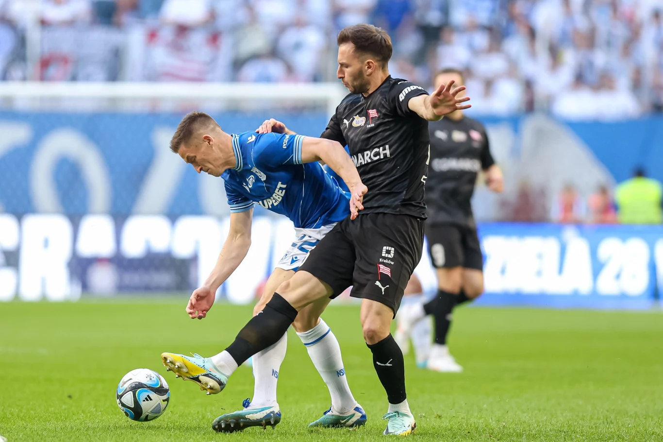 Radosław Murawski (z lewej) i Otar Kakabadze w meczu Lecha z Cracovią