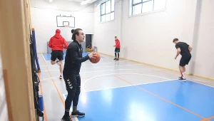 Alan Łyszczarczyk (z lewej) i pozostali reprezentanci Polski przygotowania do MŚ urozmaicają sobie m.in. grą w koszykówkę