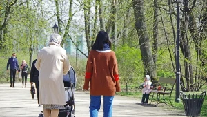 Nawet 500 zł więcej do emerytury. Tyle mogą zyskać seniorzy na opiece nad wnukami