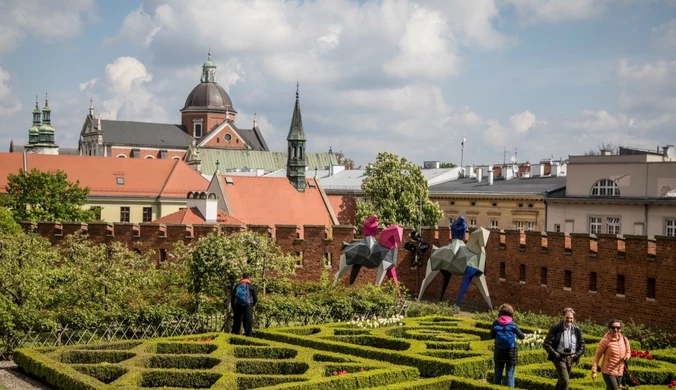 Wawel. Ogrody Królewskie znów otwarte. Turyści mogą do nich dojść tajemniczym przejściem