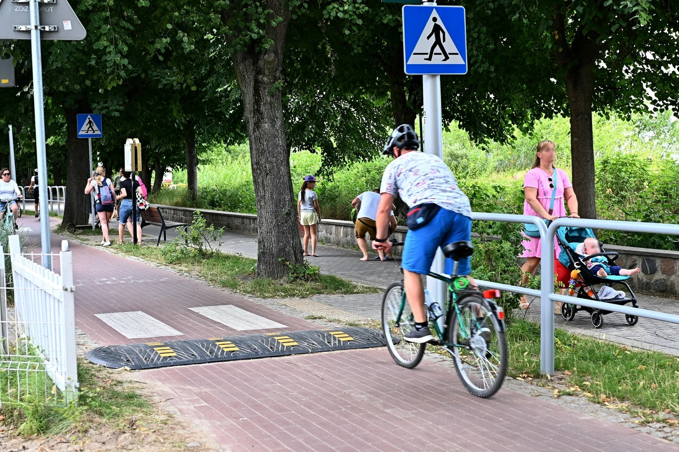 Na takim przejściu pierwszeństwo ma pieszy. Jak widać czasem rowerzystów trzeba wyhamowywać progami zwalniającymi Na takim przejściu pierwszeństwo ma pieszy. Jak widać czasem rowerzystów trzeba wyhamowywać progami zwalniającymi