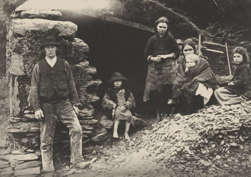 Irlandzka rodzina w ruinach swojego domu w Killarney, 1888