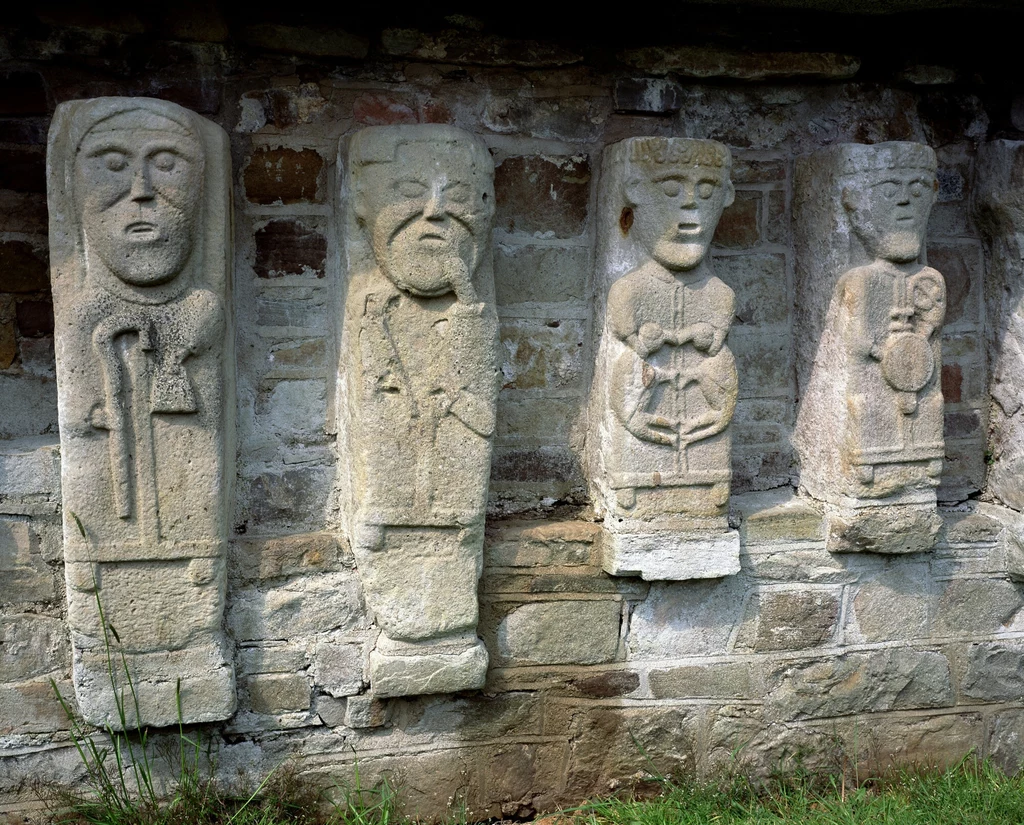 Rzeźby przy kościele na White Island, w hrabstwie Fermanagh