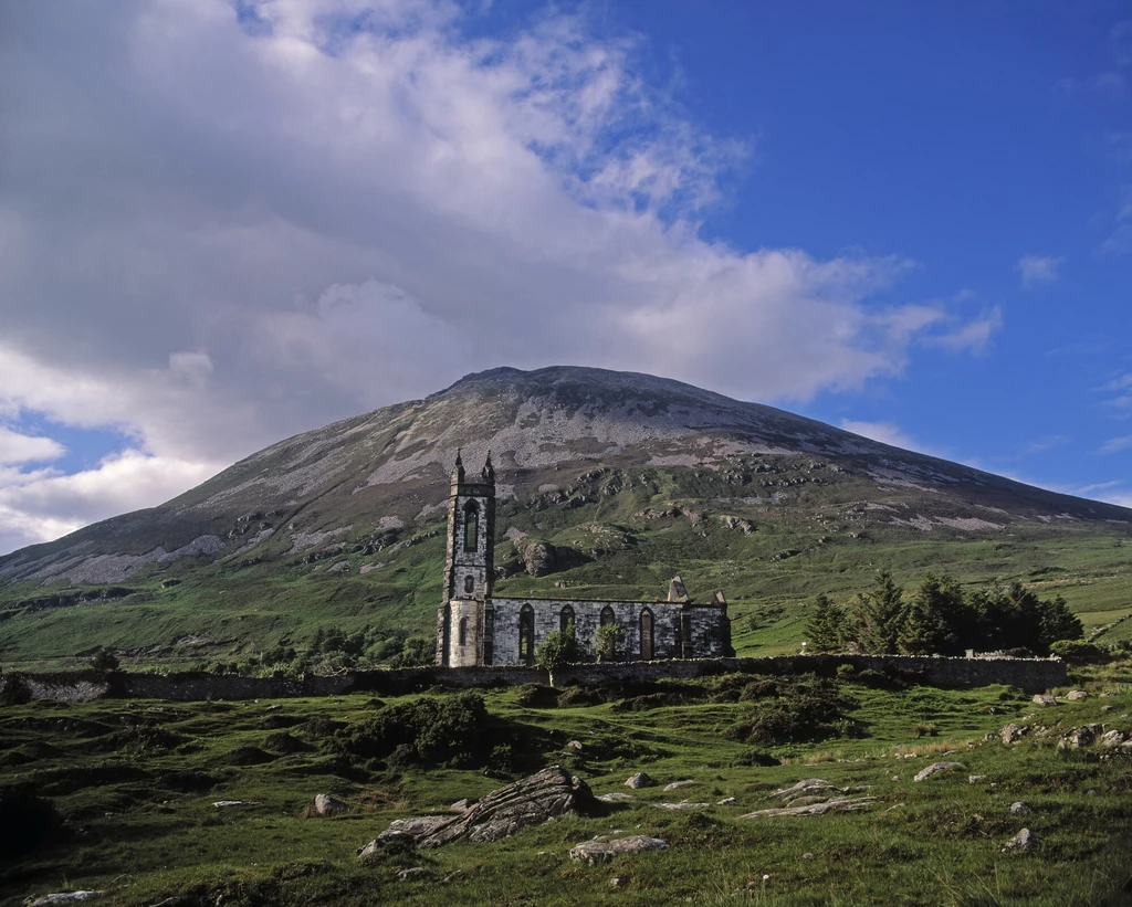 Kościół na tle góry Gweedore, w hrabstwie Donegal, Irlandia 