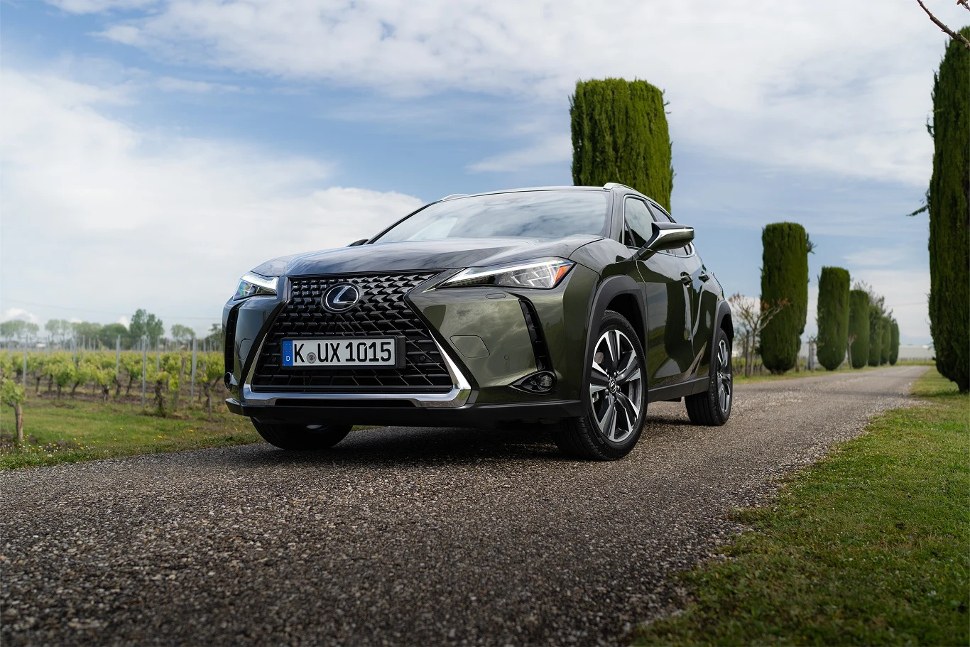 Lexus UX 300h wjeżdża do salonów. Ceny zaczynają się od 176 900 zł