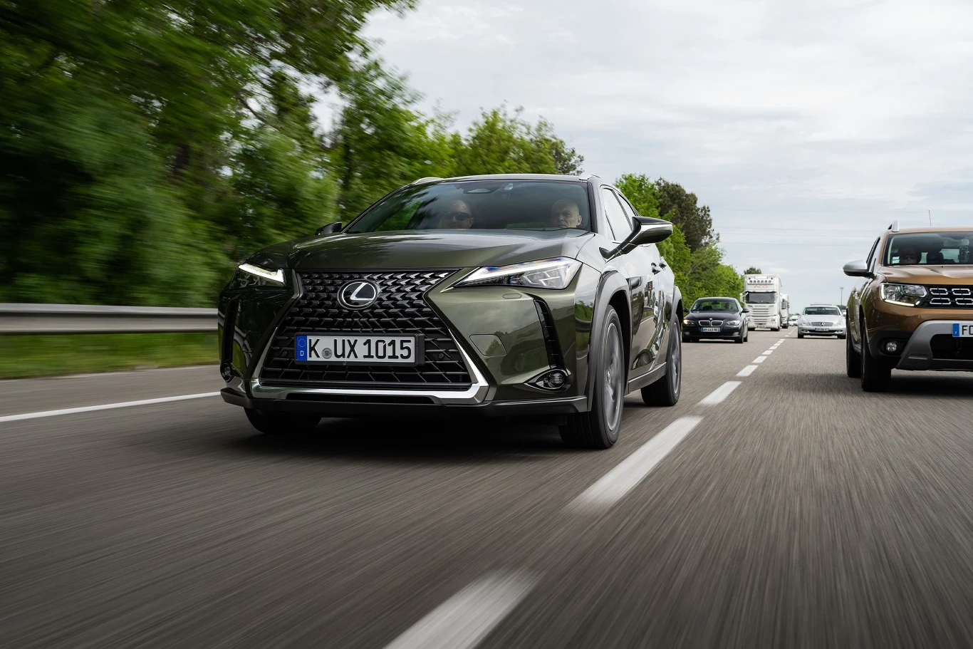 Lexus UX 300h występuje w odmianie FWD oraz E-FOUR.
