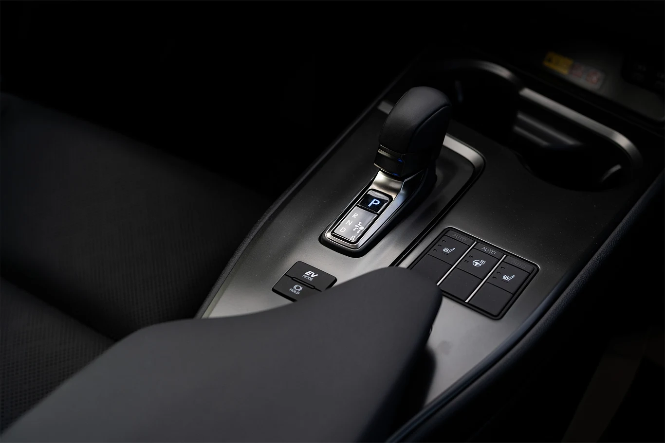 Nowy Lexus UX 300h ma nowy lewarek skrzyni zmiany biegów. W kabinie pojawiły się tez lepsze materiały wykończeniowe.