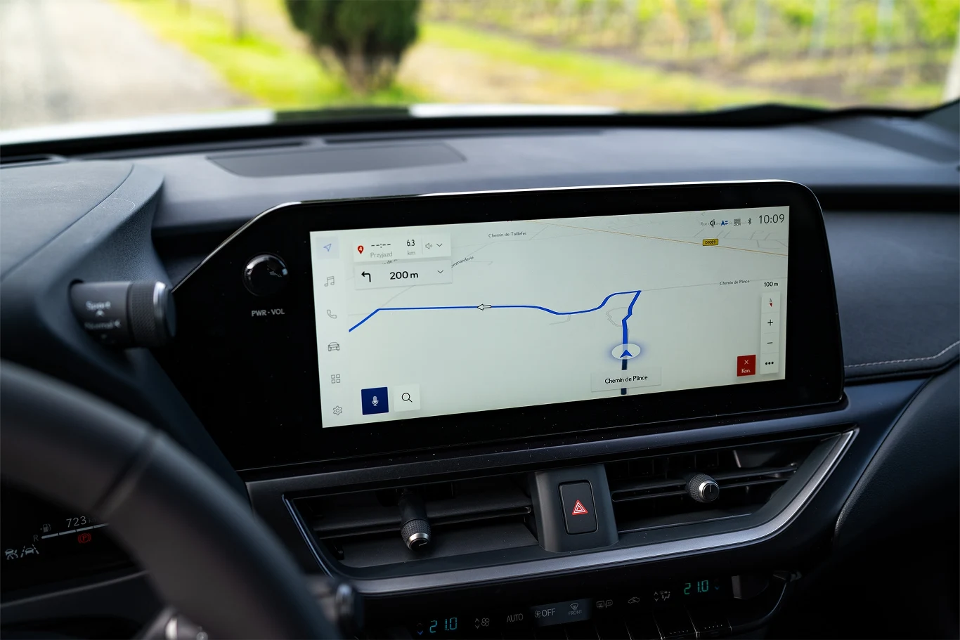 System multimedialny obsługuje bezprzewodowo Apple CarPlay i Android Auto.
