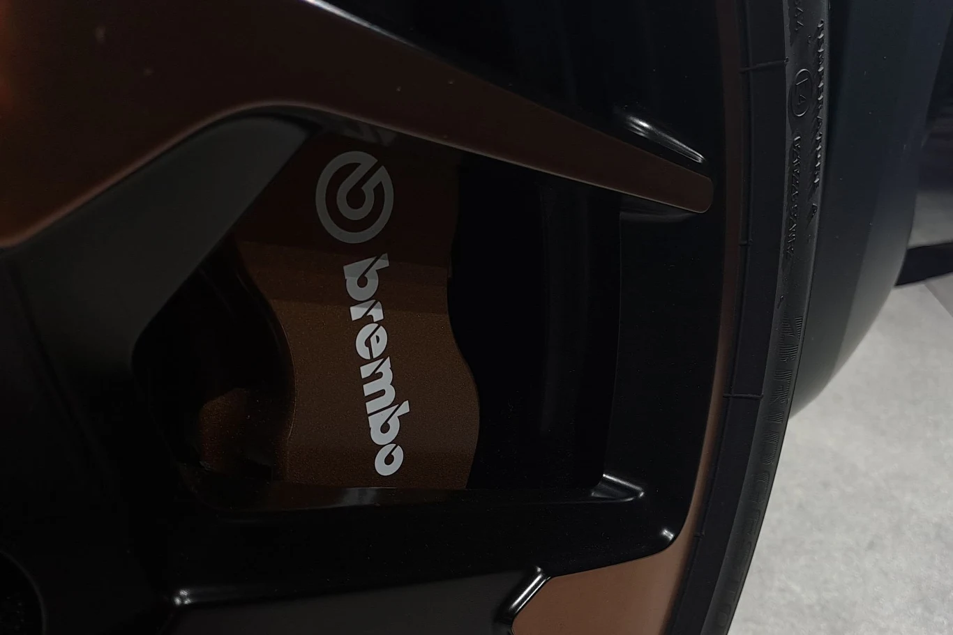 Cupra Leon i Formentor z hybrydą plug-in (wariant 272-konny) mogą być wyposażone w czterotłoczkowe zaciski hamulcowe Brembo. Cupra Leon i Formentor z hybrydą plug-in (wariant 272-konny) mogą być wyposażone w czterotłoczkowe zaciski hamulcowe Brembo.