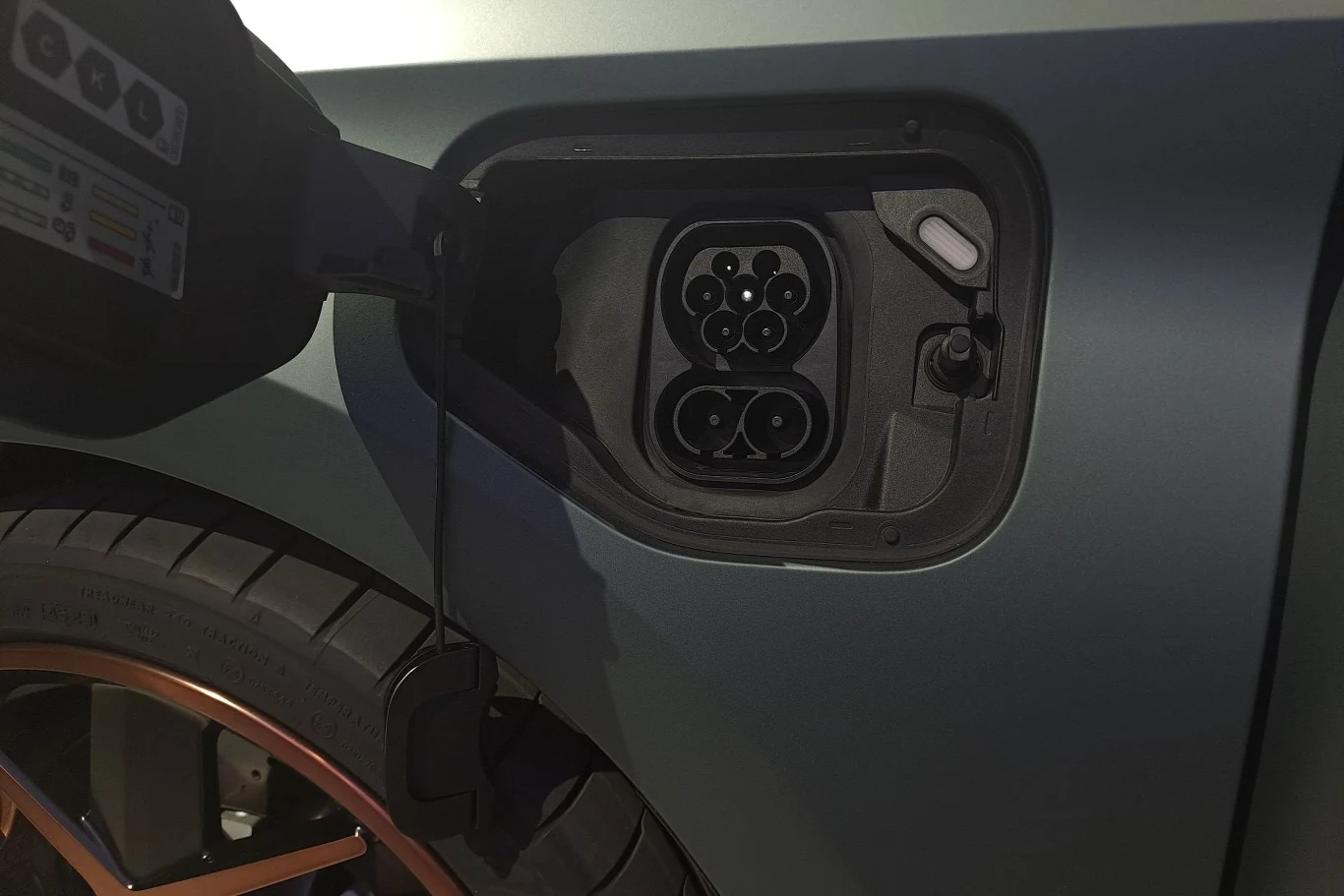 Akumulator o pojemności 19,7 kWh netto można ładować z mocą 50 kW. Akumulator o pojemności 19,7 kWh netto można ładować z mocą 50 kW.