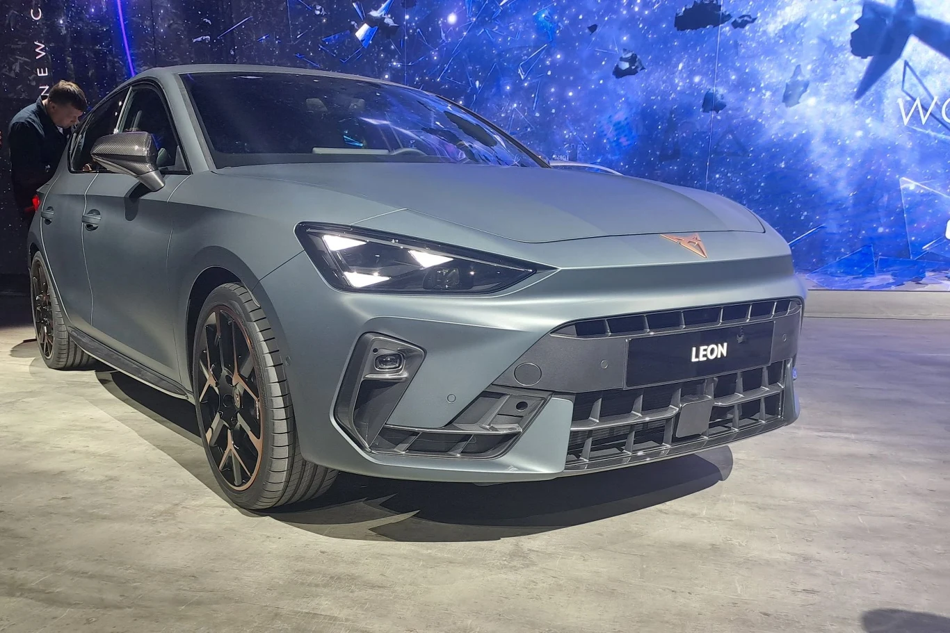 Pod maskę Leona i Formentora trafi również dwulitrowy silnik benzynowy generujący 333 KM. Pod maskę Leona i Formentora trafi również dwulitrowy silnik benzynowy generujący 333 KM.