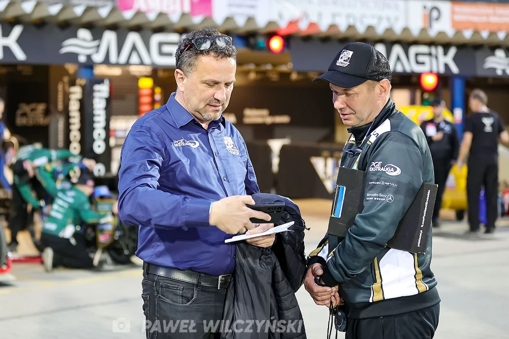 Michał Świącik i Janusz Ślączka w parku maszyn. Michał Świącik i Janusz Ślączka w parku maszyn.